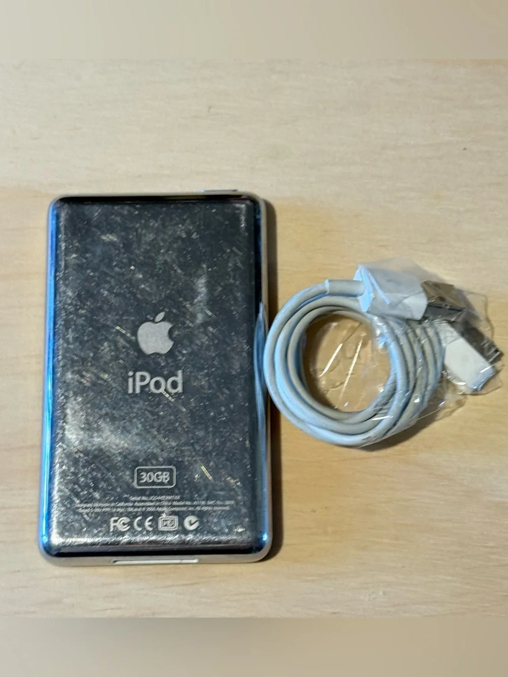 iPod Model:A1136 5thGen 30GB Wht Tested Great Bat 10-12hr w/5628-Song-Char Read
